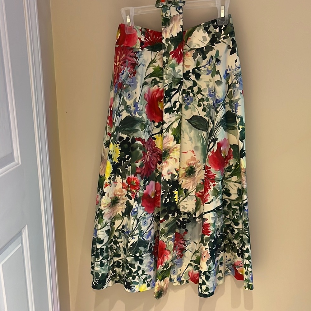 ZARA Multicolor Floral A-Line Skirt with matching belt.
100% Cotton. Size US S.